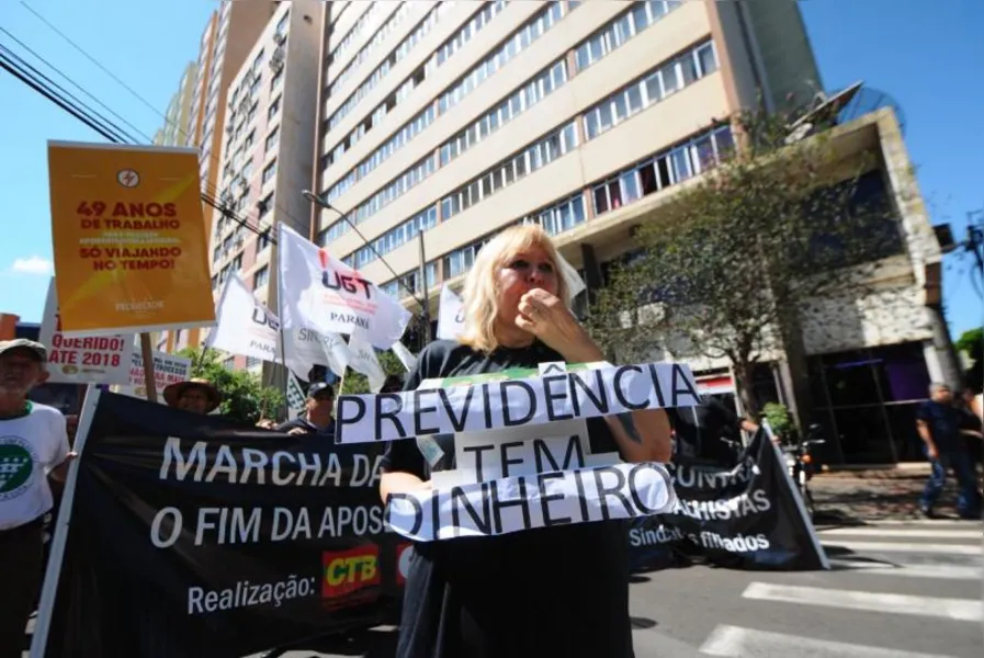 100 mil vão às ruas contra reformas