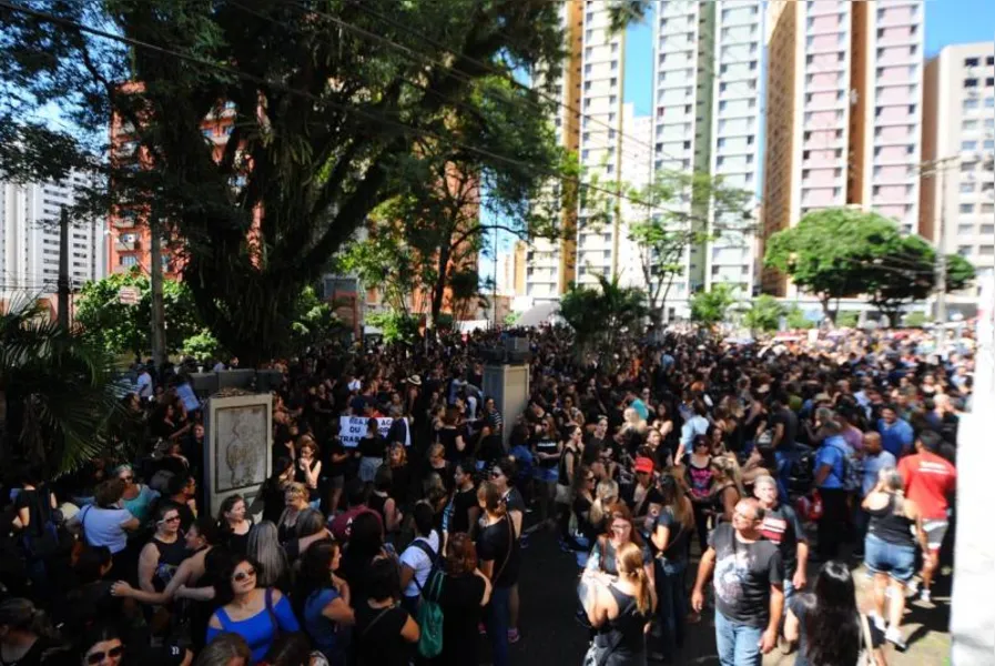 100 mil vão às ruas contra reformas