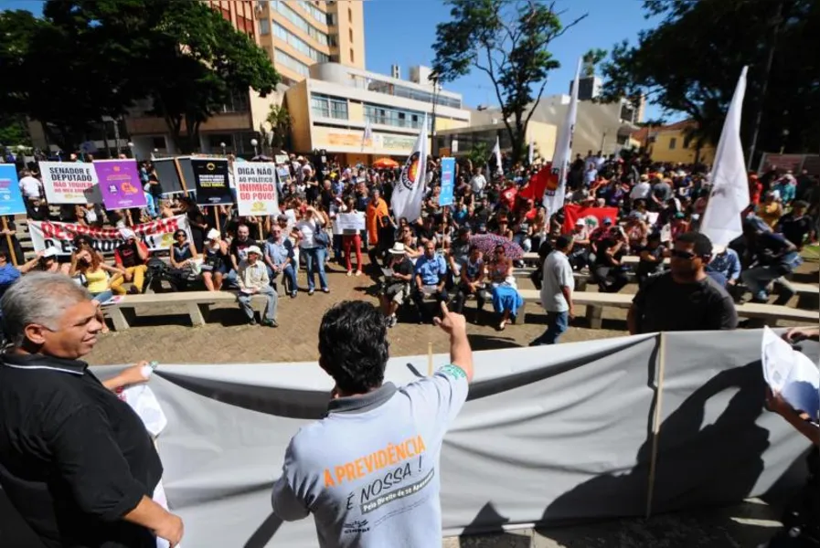 100 mil vão às ruas contra reformas