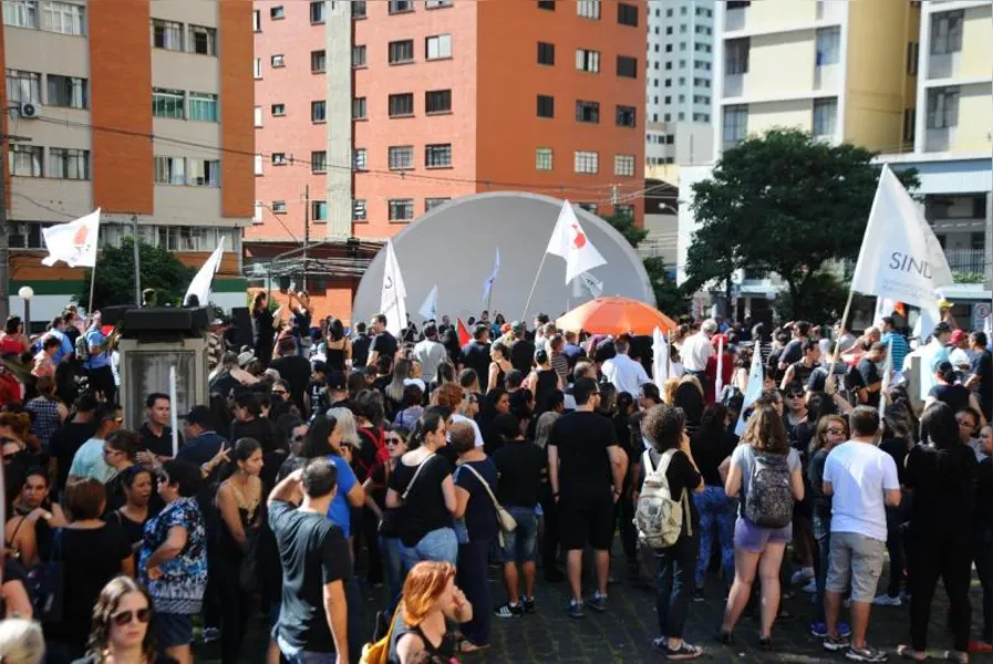 100 mil vão às ruas contra reformas
