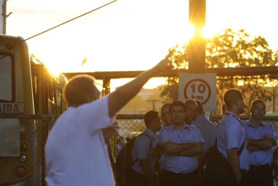 100 mil vão às ruas contra reformas
