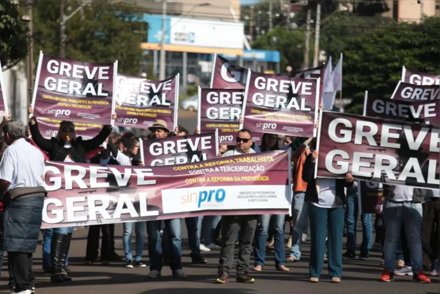 MOBILIZAÇÃO - Ato leva 15 mil às ruas de Londrina