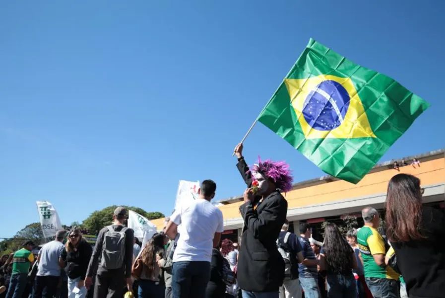 MOBILIZAÇÃO - Ato leva 15 mil às ruas de Londrina