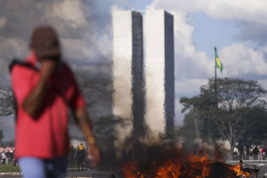 Caos termina com 49 feridos, 7 detidos e Exército nas ruas
