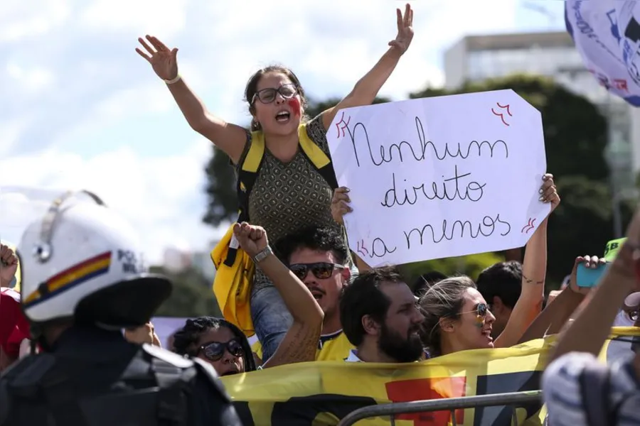 Caos termina com 49 feridos, 7 detidos e Exército nas ruas