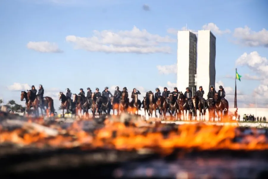 Caos termina com 49 feridos, 7 detidos e Exército nas ruas