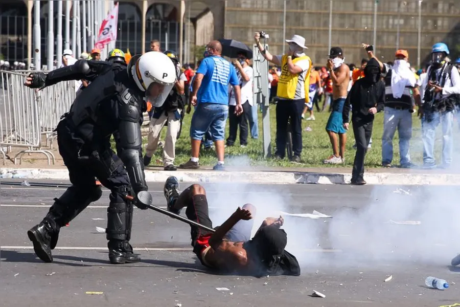 Caos termina com 49 feridos, 7 detidos e Exército nas ruas