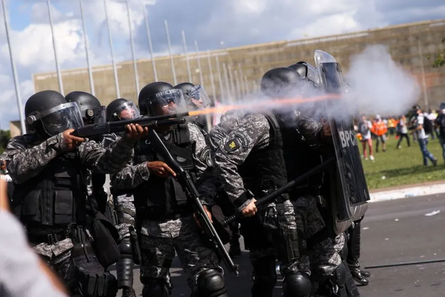 Caos termina com 49 feridos, 7 detidos e Exército nas ruas