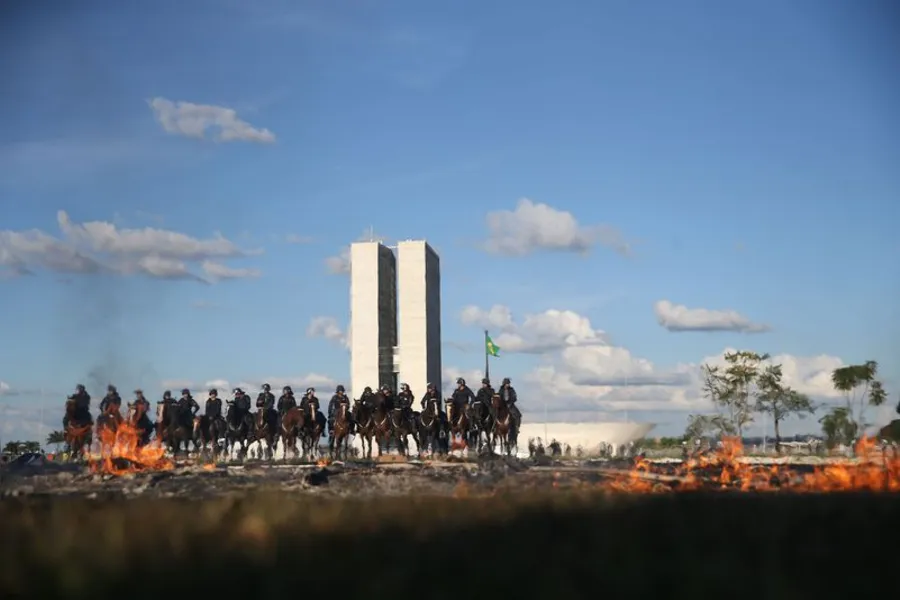 Caos termina com 49 feridos, 7 detidos e Exército nas ruas