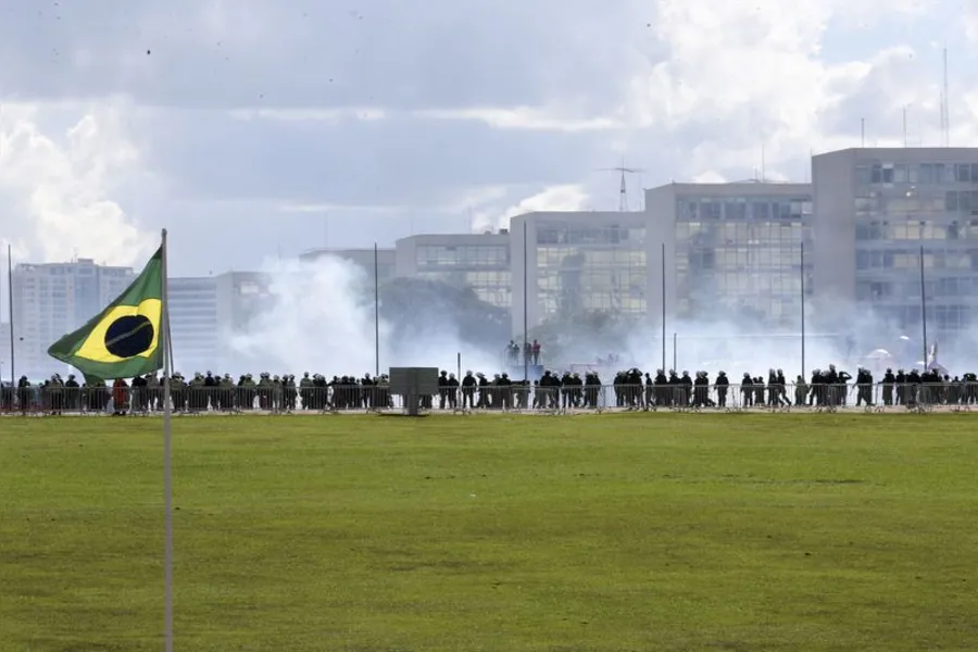 Caos termina com 49 feridos, 7 detidos e Exército nas ruas