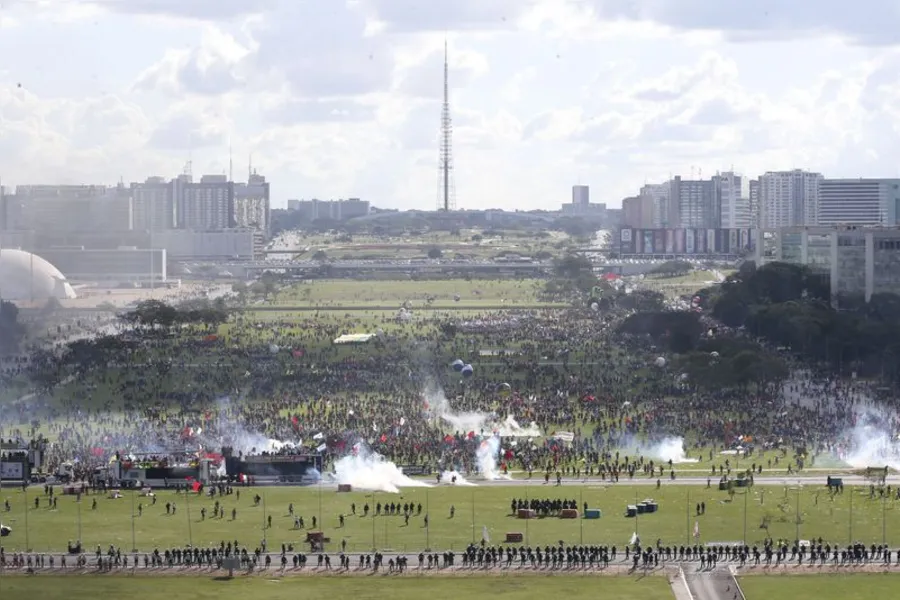 Caos termina com 49 feridos, 7 detidos e Exército nas ruas