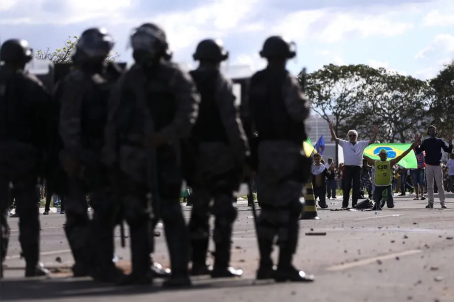 Caos termina com 49 feridos, 7 detidos e Exército nas ruas