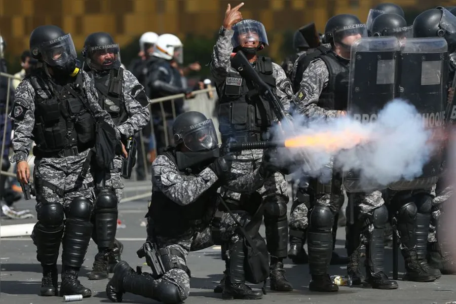 Caos termina com 49 feridos, 7 detidos e Exército nas ruas