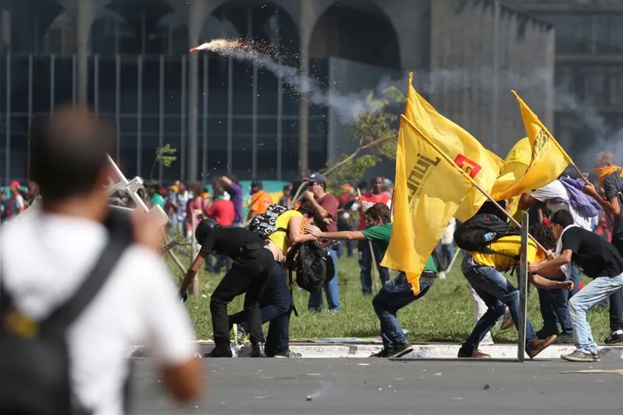 Caos termina com 49 feridos, 7 detidos e Exército nas ruas