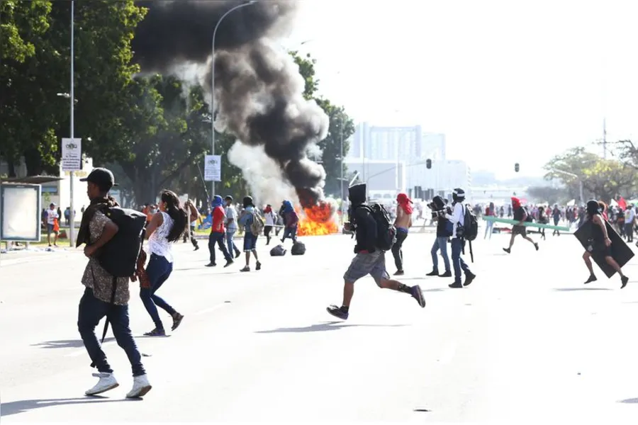 Caos termina com 49 feridos, 7 detidos e Exército nas ruas