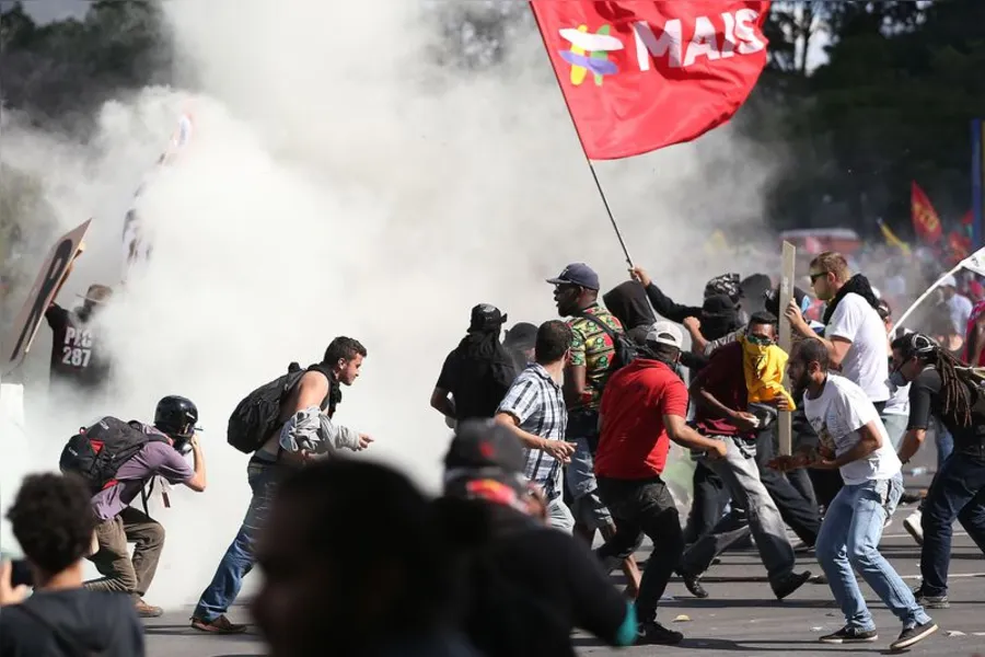 Caos termina com 49 feridos, 7 detidos e Exército nas ruas