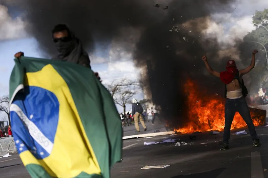Caos termina com 49 feridos, 7 detidos e Exército nas ruas