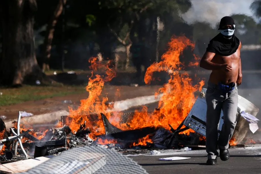 Caos termina com 49 feridos, 7 detidos e Exército nas ruas