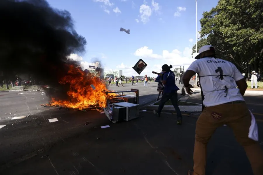 Caos termina com 49 feridos, 7 detidos e Exército nas ruas