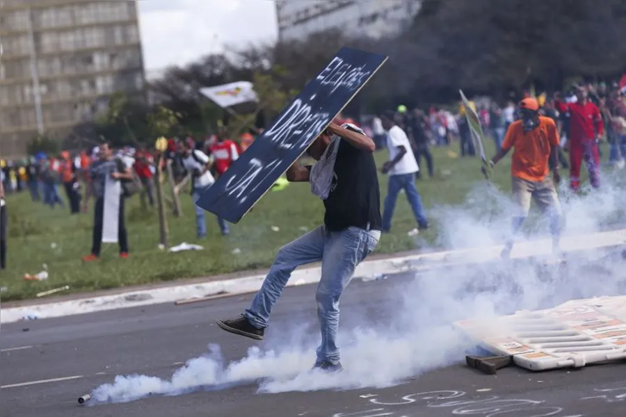 Caos termina com 49 feridos, 7 detidos e Exército nas ruas