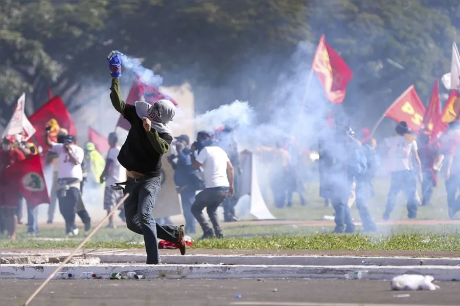 Caos termina com 49 feridos, 7 detidos e Exército nas ruas