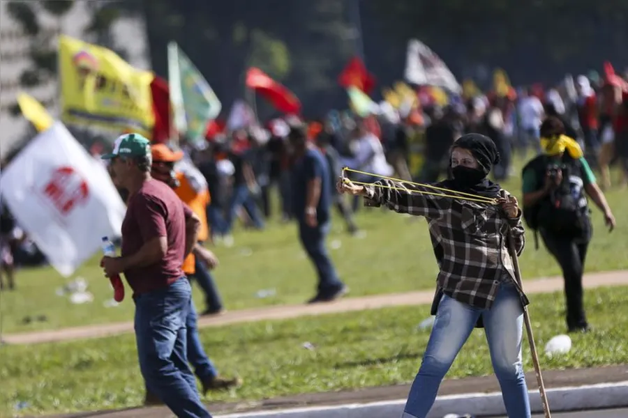 Caos termina com 49 feridos, 7 detidos e Exército nas ruas