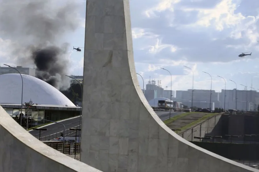 Caos termina com 49 feridos, 7 detidos e Exército nas ruas