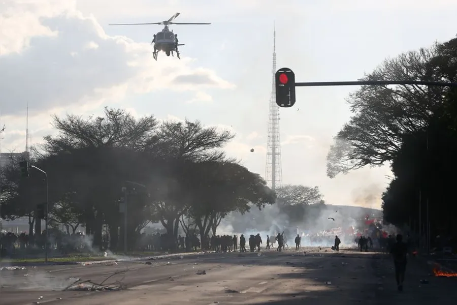 Caos termina com 49 feridos, 7 detidos e Exército nas ruas