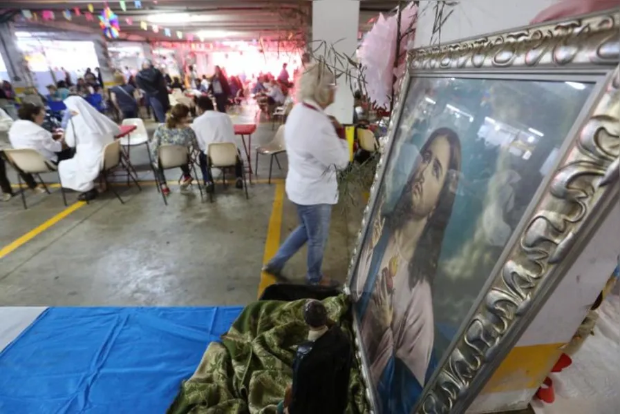 Novo arcebispo cita papa Francisco e diz que Igreja precisa 'se sujar mais'