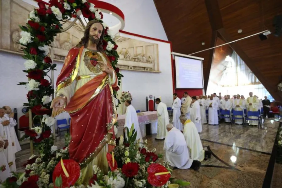 Novo arcebispo cita papa Francisco e diz que Igreja precisa 'se sujar mais'