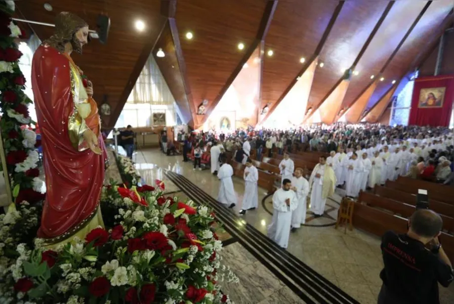 Novo arcebispo cita papa Francisco e diz que Igreja precisa 'se sujar mais'