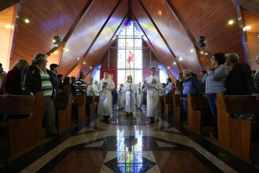 Novo arcebispo cita papa Francisco e diz que Igreja precisa 'se sujar mais'