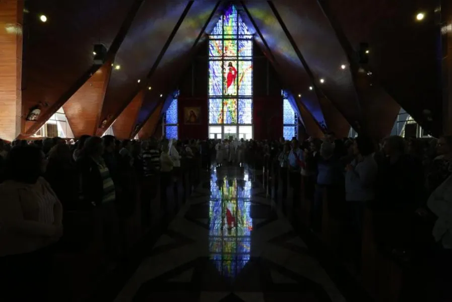 Novo arcebispo cita papa Francisco e diz que Igreja precisa 'se sujar mais'
