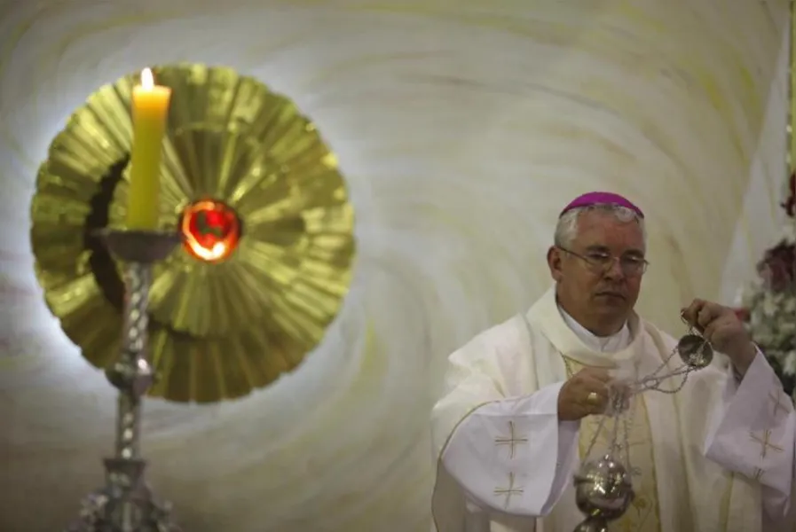 Novo arcebispo cita papa Francisco e diz que Igreja precisa 'se sujar mais'