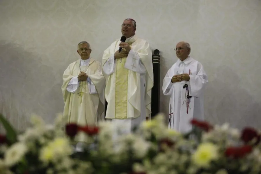 Novo arcebispo cita papa Francisco e diz que Igreja precisa 'se sujar mais'