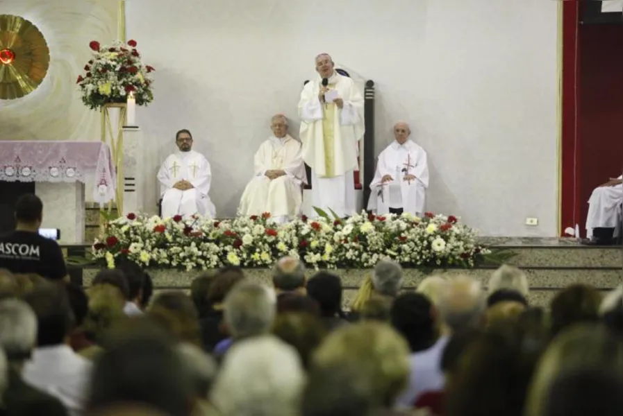 Novo arcebispo cita papa Francisco e diz que Igreja precisa 'se sujar mais'