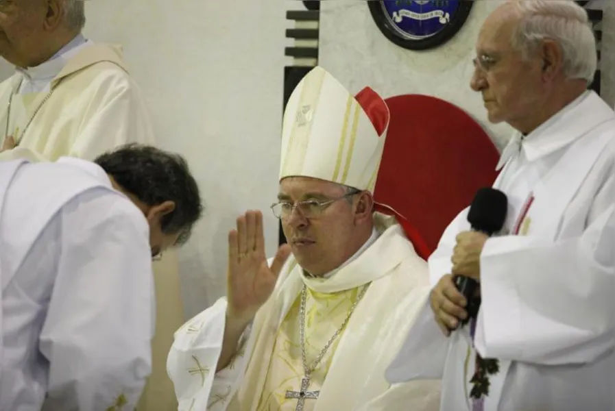 Novo arcebispo cita papa Francisco e diz que Igreja precisa 'se sujar mais'