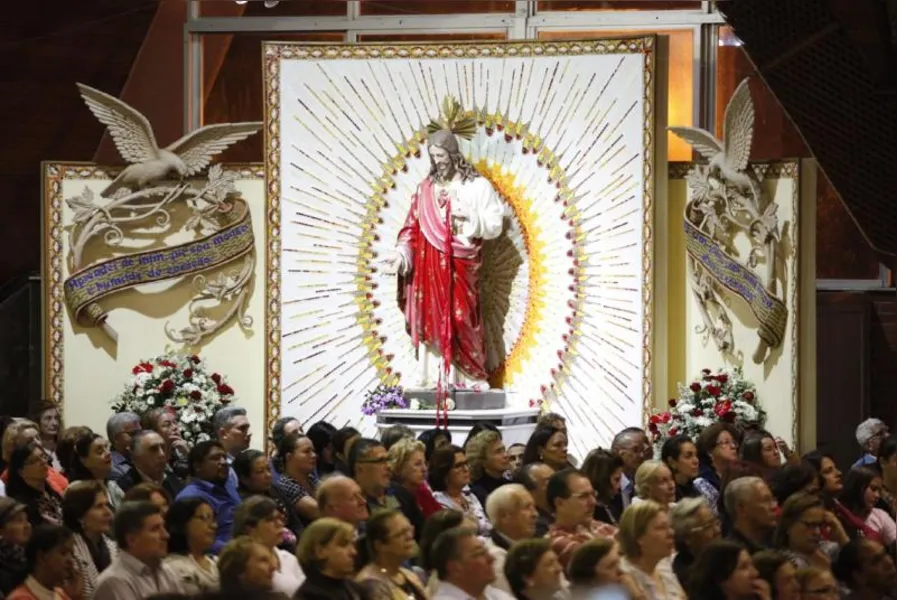 Novo arcebispo cita papa Francisco e diz que Igreja precisa 'se sujar mais'