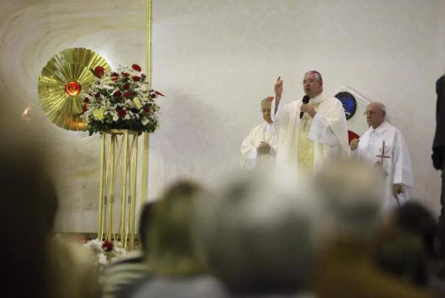 Novo arcebispo cita papa Francisco e diz que Igreja precisa 'se sujar mais'