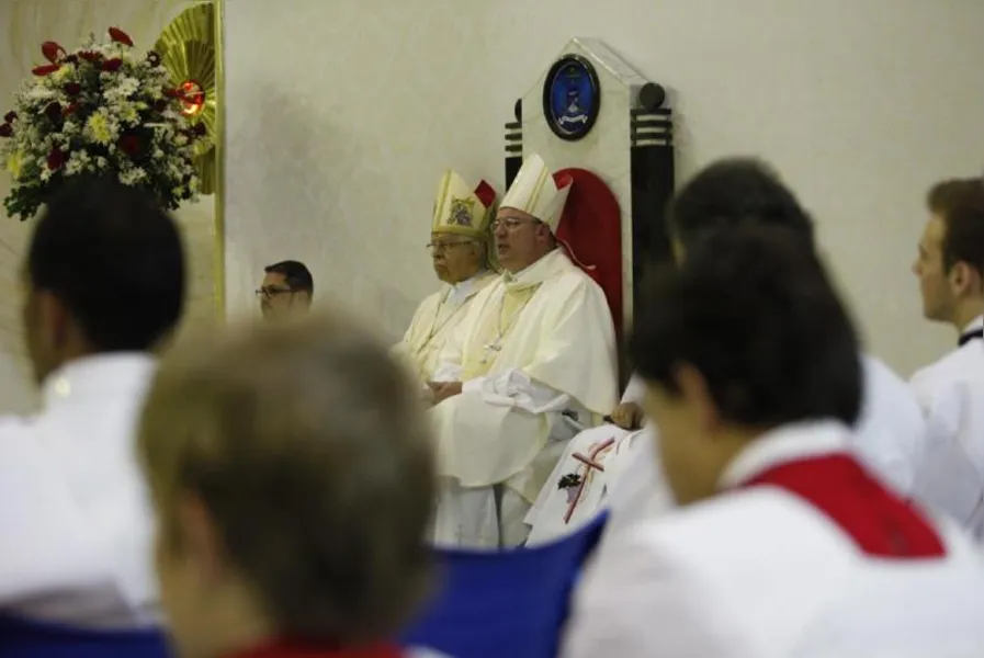 Novo arcebispo cita papa Francisco e diz que Igreja precisa 'se sujar mais'