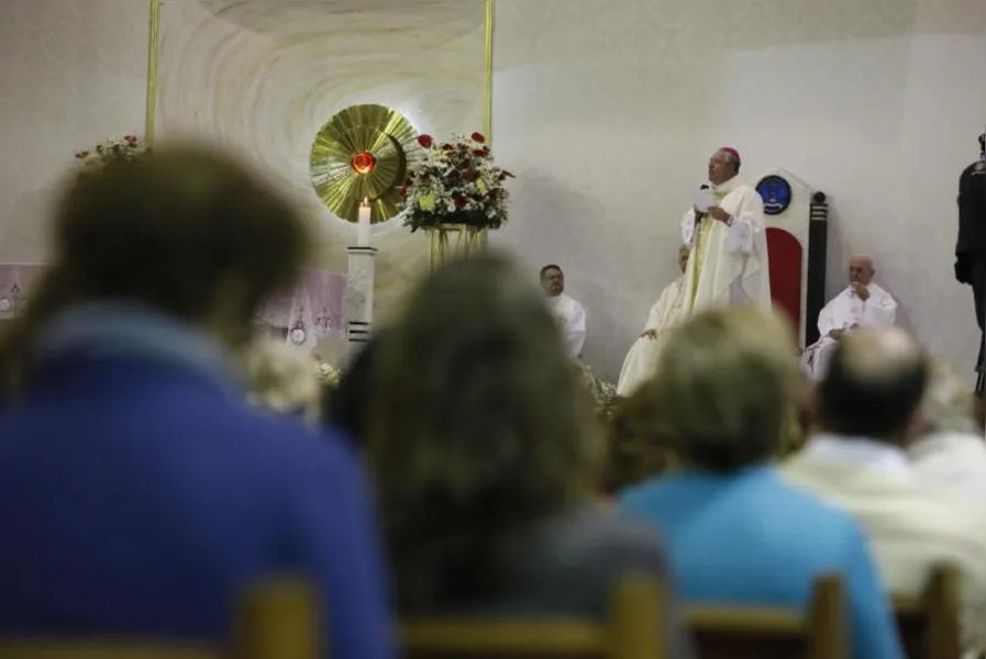 Novo arcebispo cita papa Francisco e diz que Igreja precisa 'se sujar mais'