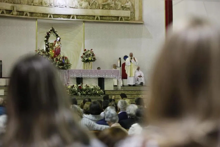 Novo arcebispo cita papa Francisco e diz que Igreja precisa 'se sujar mais'