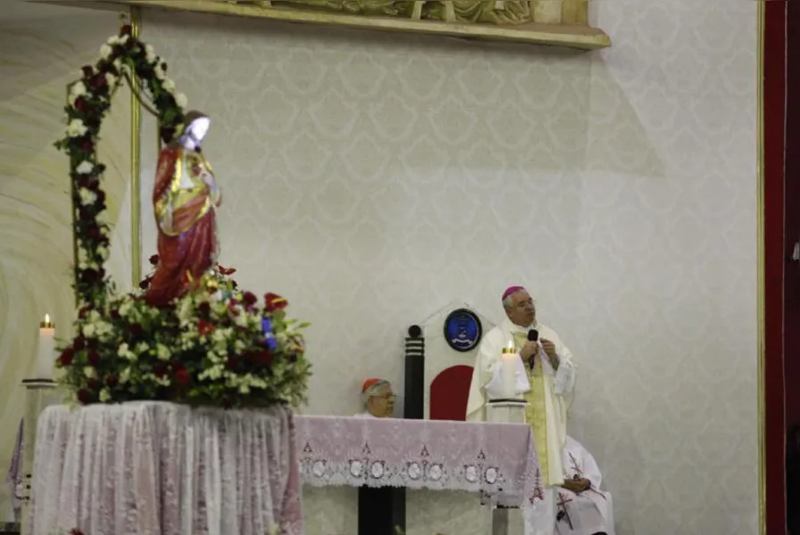 Novo arcebispo cita papa Francisco e diz que Igreja precisa 'se sujar mais'