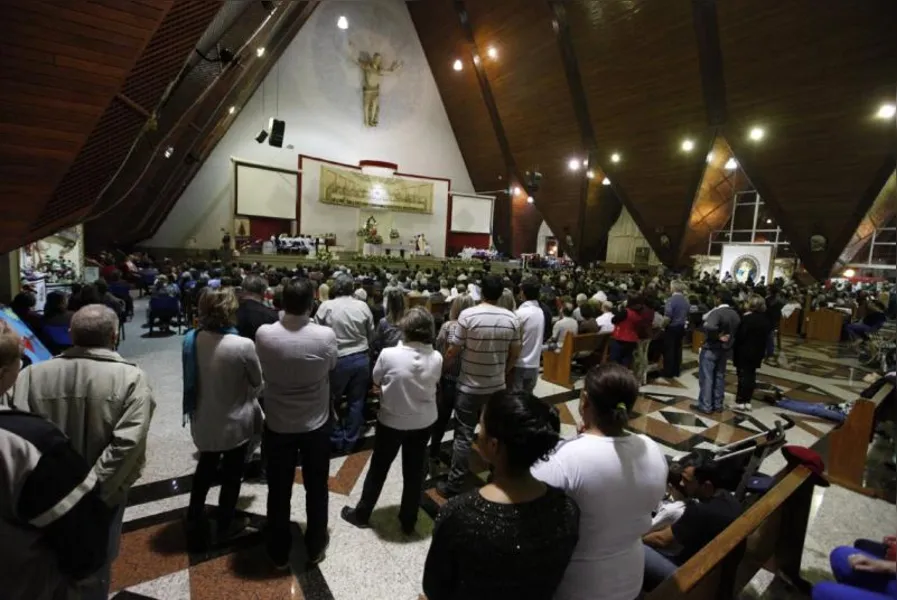Novo arcebispo cita papa Francisco e diz que Igreja precisa 'se sujar mais'