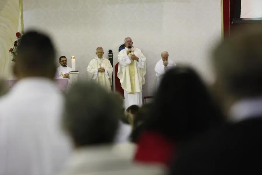 Novo arcebispo cita papa Francisco e diz que Igreja precisa 'se sujar mais'