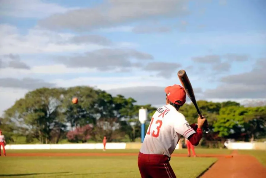 BEISEBOL - Pés-vermelhos na base