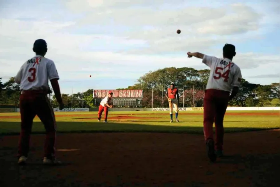 BEISEBOL - Pés-vermelhos na base