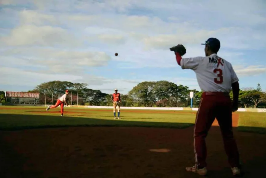 BEISEBOL - Pés-vermelhos na base