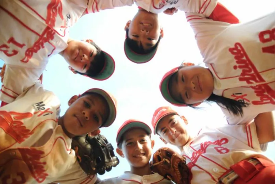 BEISEBOL - Pés-vermelhos na base