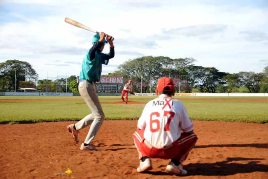 BEISEBOL - Pés-vermelhos na base